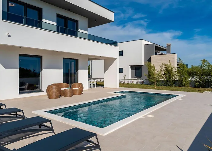 Karlo Zadarvillas Привлака