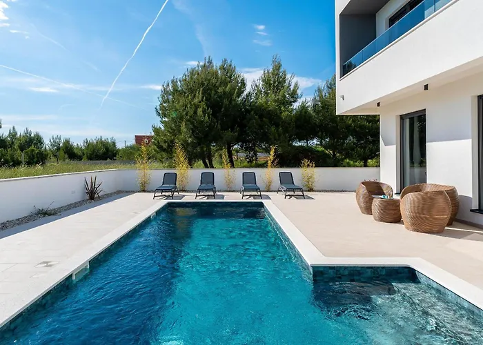 Karlo Zadarvillas * Привлака